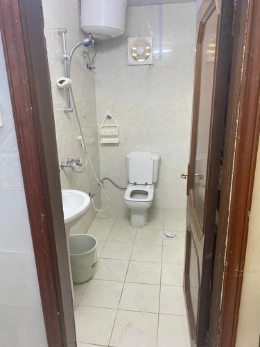 فندق الهدى في المدينة المنورة: حمام مع مرحاض ومغسلة