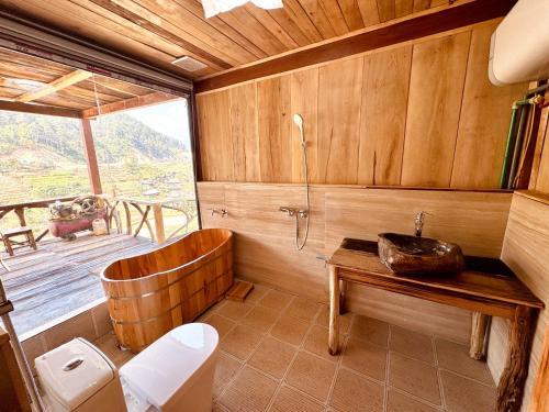 a bathroom with a toilet and a sink and a shower at Na Thẩm Eco Hill Homestay - Trạm Tấu in Cham Ta Lao
