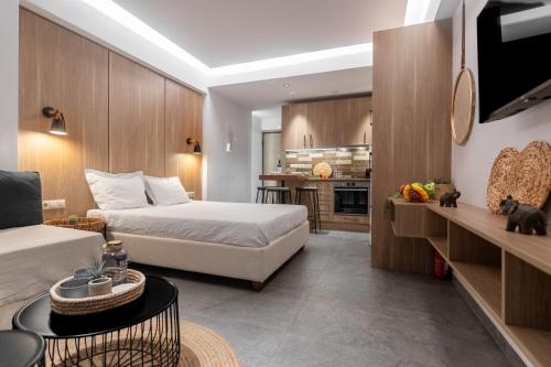 une chambre d'hôtel avec un lit et une cuisine dans l'établissement Loutraki Hidden Gem IV, à Loutraki