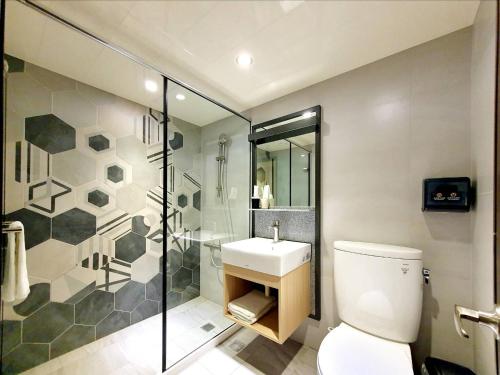 y baño con aseo, lavabo y ducha. en 享住新大華館 en Keelung