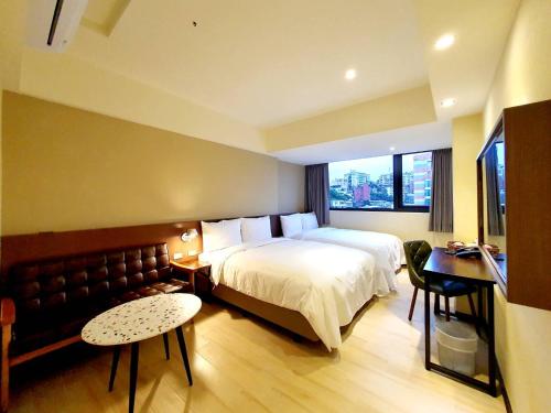 Habitación de hotel con cama y sofá en 享住新大華館, en Keelung