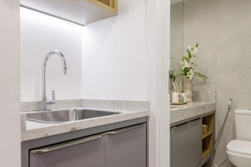 une salle de bains avec lavabo et toilettes dans l'établissement Modern and Fabulous frente Mar, à Rio de Janeiro