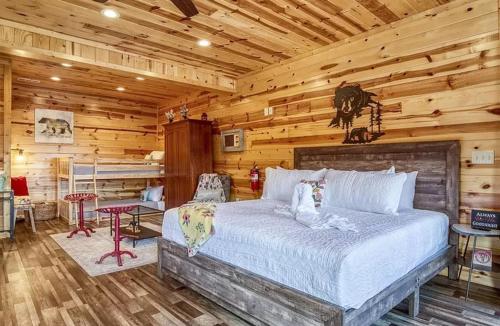 1 dormitorio con 1 cama en una cabaña de madera en Hawk’s View Log Cabin -Mountains in Gatlinburg. en Gatlinburg