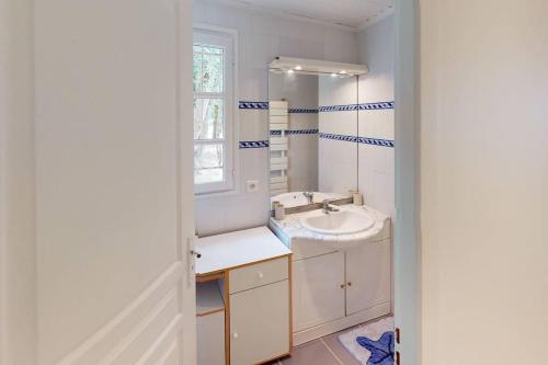 une salle de bain avec un lavabo et un miroir dans l'établissement POASANA, à Saint-Julien-en-Born