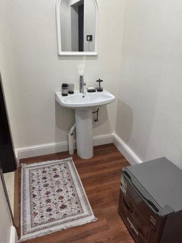 a bathroom with a sink and a mirror at Secret Garden Studio استوديو بمدخل جانبي خاص ودخول ذكي in Riyadh