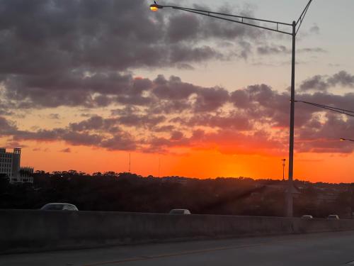ein Sonnenuntergang über einer Autobahn mit Autos auf der Straße in der Unterkunft Close to Everything! Family & Pet Friendly Home - By the Park! in St. Augustine