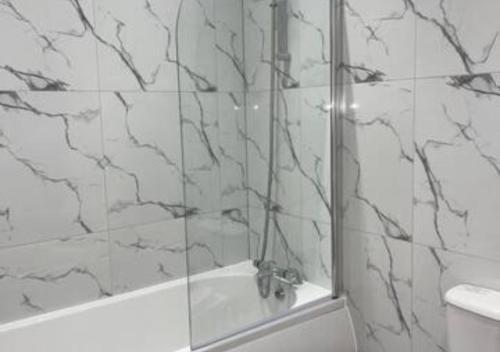 bagno con doccia e porta in vetro di Flitwick Luxury Apartment a Flitwick