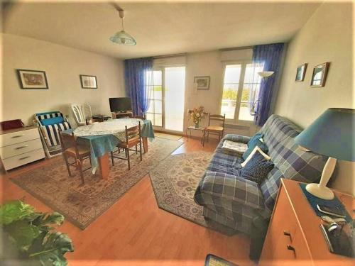un salon avec un canapé et une table dans l'établissement Beau T3 à Vaux sur mer, piscine été , parc , wifi , plage à 400 m, à Vaux-sur-Mer