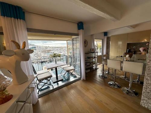 un salon avec une tête de cerf sur un comptoir et une cuisine dans l'établissement Cannes Vieux Port splendide vue, à Cannes