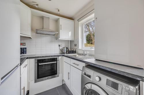 Η κουζίνα ή μικρή κουζίνα στο Immaculate Two Bedroom House with Parking