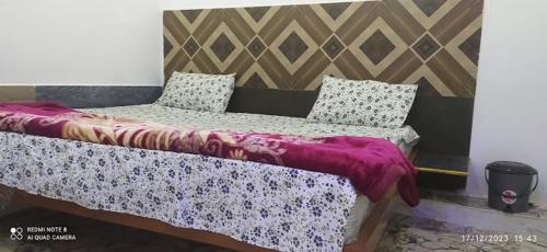 - un lit avec une couverture violette et des oreillers dans l'établissement Hotel Krishna Inn, à Hindaun