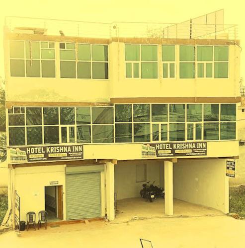 un bâtiment avec des panneaux à l'avant dans l'établissement Hotel Krishna Inn, à Hindaun