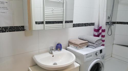 a bathroom with a sink and a washing machine at Appartement in Düsseldorf Nähe Messe Flughafen in Düsseldorf