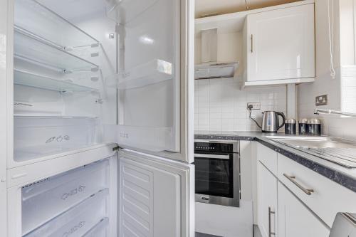 Η κουζίνα ή μικρή κουζίνα στο Immaculate Two Bedroom House with Parking