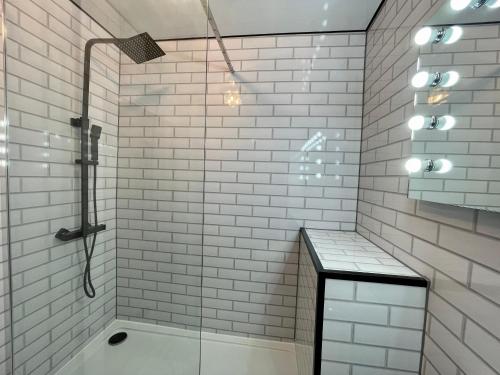 Ванна кімната в Derbyshire Cottage for 4, 1 hour per day private pool use
