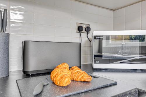 Η κουζίνα ή μικρή κουζίνα στο Immaculate Two Bedroom House with Parking