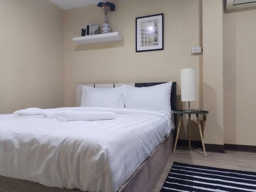 - une chambre avec un lit doté de draps et d'oreillers blancs dans l'établissement RB6: StreetFood jay-o Samyan/chinaTown/mrt, à Bangkok