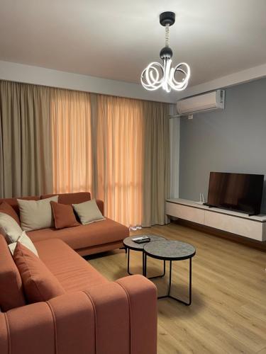 TV a/nebo společenská místnost v ubytování Shehapi apartment