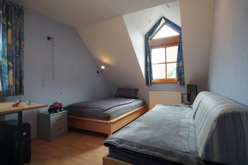 - une chambre avec 2 lits, un bureau et une fenêtre dans l'établissement Idylle im Fränkischen Seenland, à Meinheim