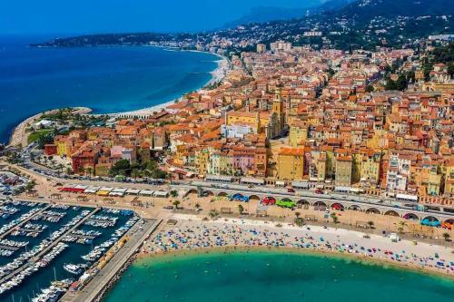 an aerial view of a beach in a city at Beau 2 pièces,Terrasse, Parking Menton Centre in Menton