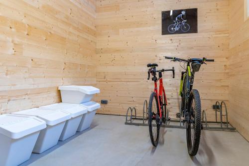 a bike is parked in a room with toilets at Haus Valtellina in Galgenul