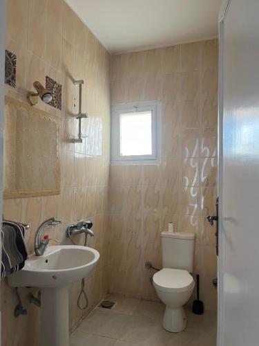 un baño con inodoro y lavabo en Villa Touristic Village Nr 7030, en Hurghada