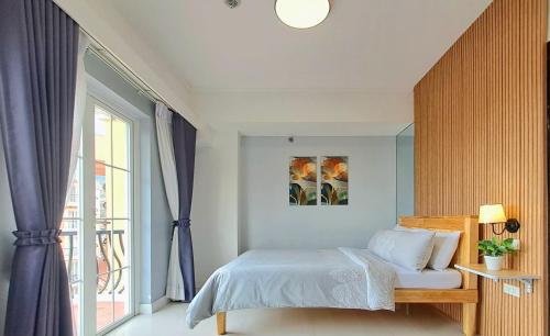 a bedroom with a bed and a window at 88 Gibraltar (Mines View) in Baguio