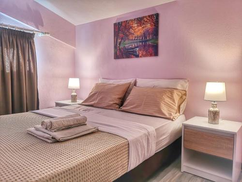 1 dormitorio con 1 cama con 2 lámparas y una pintura en la pared en Nikiti Spathies Resort - Double Bedroom Sofita en Kalogria