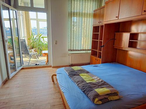 1 dormitorio con cama y ventana grande en Helle Wohnung mit sonnigem Ausblick, in zentraler Lage 135 qm, 4 Zimmer Wohnung, en Oldenburg