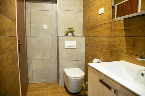 La salle de bains est pourvue de toilettes et d'un lavabo. dans l'établissement Apartments Jaklin Rovinj, à Rovinj