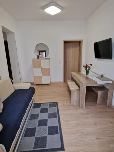 a living room with a couch and a table at Privatwohnung Rybczynski in Undenheim
