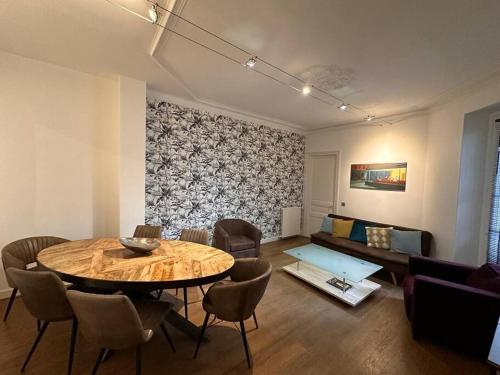 un salon avec une table et un canapé dans l'établissement So Chic 72 Montmatre Apartement d’Exception, à Paris
