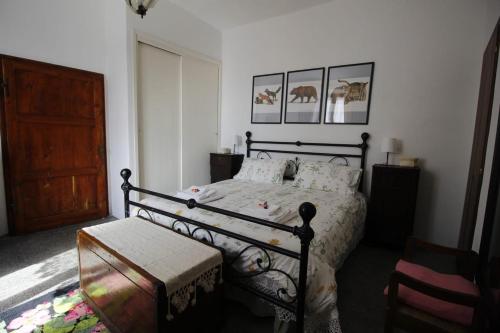 una camera con letto e porta in legno di Casa Isma a Castiglione dʼOrcia
