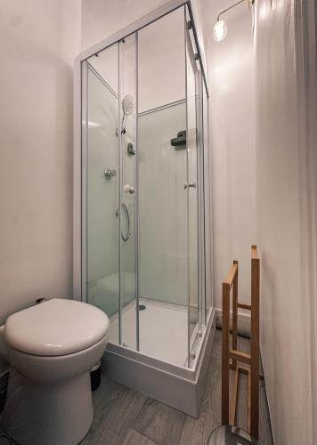 une salle de bain avec toilettes et douche en verre dans l'établissement Studio indépendant près de Montmartre, à Paris