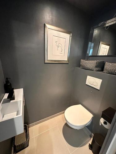 une salle de bain avec des toilettes blanches et un lavabo dans l'établissement Résidence PARADIS BLEU - Appt 3P, à Cannes