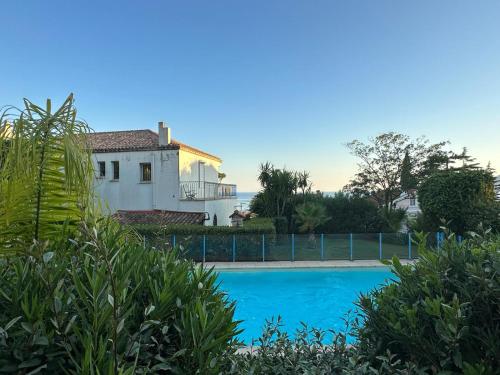 une villa avec piscine et une maison dans l'établissement Résidence PARADIS BLEU - Appt 3P, à Cannes
