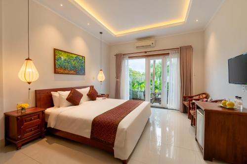 會安的住宿－Iris De Villa Hoi An，酒店客房,配有床和电视