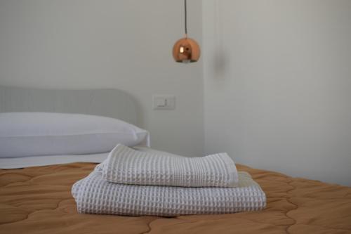 almohada blanca sobre la cama en Il Borgo civ.15, en Paola