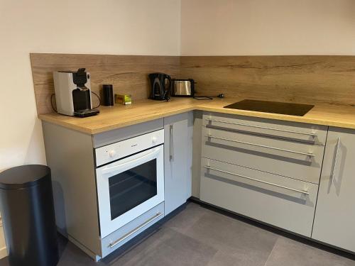 une cuisine avec un comptoir avec un micro-ondes dans l'établissement Gîte Elisa et léna, à Riquewihr