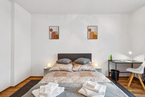 - une chambre avec un grand lit et un bureau dans l'établissement Zentrale Lage ... Ideal für Geschäftsleute, Monteure, Familien...3 Zimmer, Wlan, SmartTV, à Mettmann
