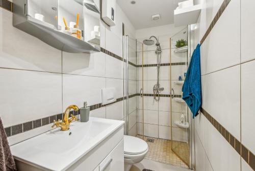 a bathroom with a sink and a toilet at Zentrale Lage ... Ideal für Geschäftsleute, Monteure, Familien...3 Zimmer, Wlan, SmartTV in Mettmann