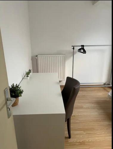 ein Büro mit einem weißen Schreibtisch und einem Stuhl in der Unterkunft Cosy house in Waterloo