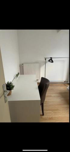 una scrivania bianca con sedia nera in una stanza di Cosy house a Waterloo