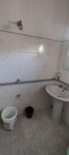 bagno con lavandino e servizi igienici di Chandani villa a Galle