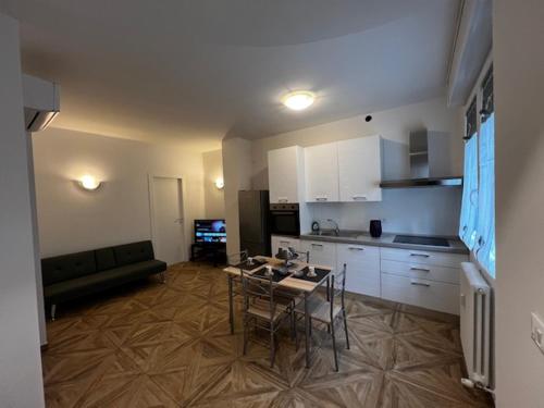 - une cuisine avec une table et des chaises dans la chambre dans l'établissement EmilBo' House, à San Lazzaro di Savena