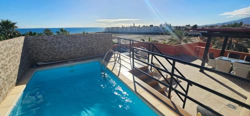 Homes of Spain, Apartamentos Paraíso, Ed Palmerston, Atico O, Suite con Piscina Privada en solárium, vistas al mar, a 50 m de la playa, WIFI