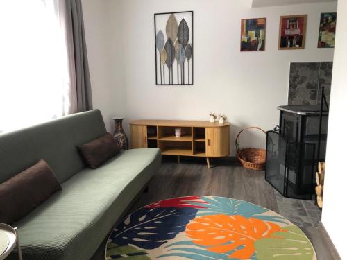 sala de estar con sofá y mesa en Einliegerwohnung in Gissigheim en Königheim