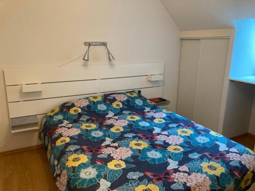 En eller flere senge i et værelse på Bel appartement en duplex