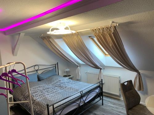 a bedroom with a bed with a purple lighting at Best-Preis Ferienwohnung mit Netflix, Self-Check-In, eBike Ladestation im Fahrradraum, WLAN - direkt am Elberadweg im Herzen von Wittenberge in Wittenberge