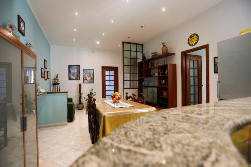 ein großes Wohnzimmer mit einem Tisch in der Mitte in der Unterkunft Biddizzi in Palermo